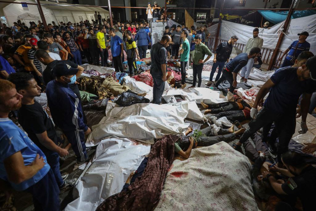 جثامين الشهداء تنقل إلى ساحة مستشفى الشفاء الطبي في غزة